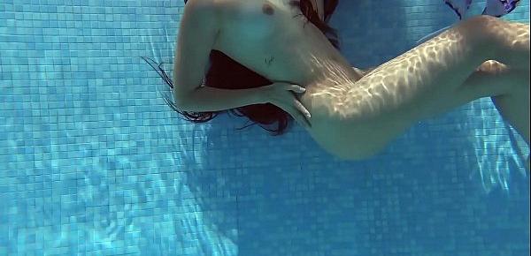  Andreina De Luxe in erotic underwatershow